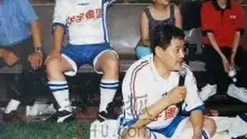 “首战红牌警示！王大雷暴力踢人被罚，泰山队球员激愤，VAR技术调整判罚结果。”